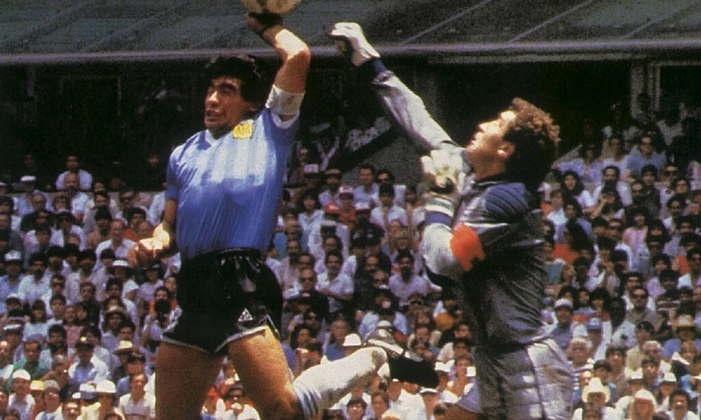 Subastarán balón del gol de la Mano de Dios