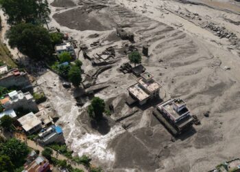 Equipos de rescate trabajan contrarreloj para hallar a cientos de desaparecidos tras las inundaciones entre Nepal y China