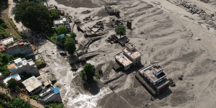 Equipos de rescate trabajan contrarreloj para hallar a cientos de desaparecidos tras las inundaciones entre Nepal y China