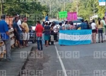 ¡Tráfico paralizado! Pobladores se toman la carretera entre Colón y Olancho en exigencia de proyecto educativo