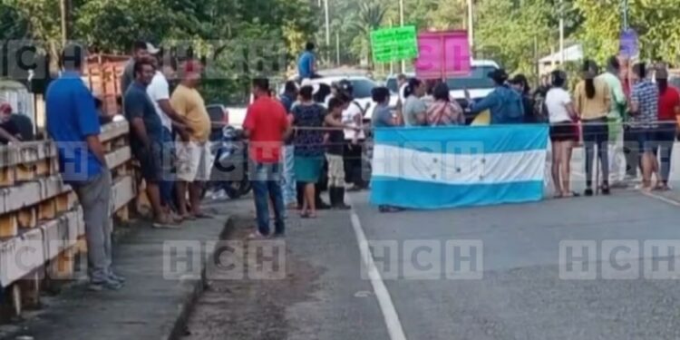 ¡Tráfico paralizado! Pobladores se toman la carretera entre Colón y Olancho en exigencia de proyecto educativo