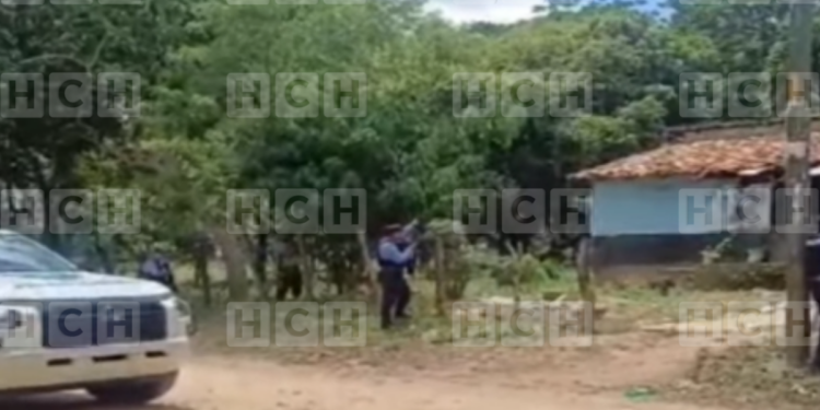 VIDEO: ¡Momentos de pánico! Así fue la lluvia de balazos entre policías y civiles en Olancho