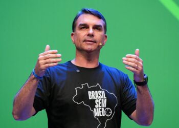 Flávio Bolsonaro dice que abrirá 500,000 cupos en las cárceles de Brasil tras reunirse con un ministro de Bukele