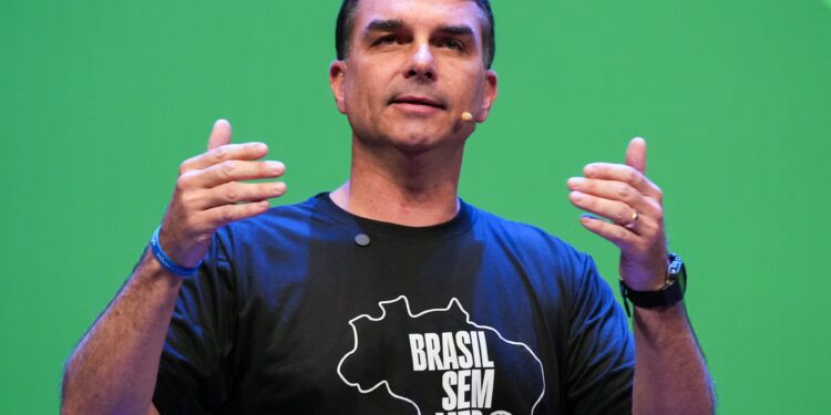 Flávio Bolsonaro dice que abrirá 500,000 cupos en las cárceles de Brasil tras reunirse con un ministro de Bukele