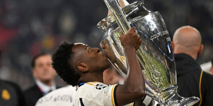 Vinícius firma nuevo contrato con Real Madrid