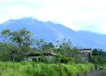 El volcán de Fuego, uno de los tres activos en Guatemala, pierde fuerza en sus erupciones