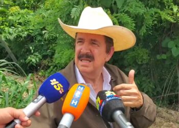 ¡Lo prometido es deuda! Expresidente Manuel Zelaya entrega terreno para la construcción de la escuela Manos con Amor en Olancho