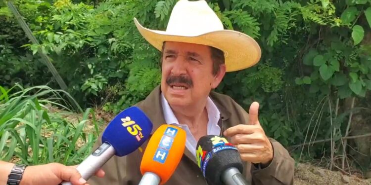 ¡Lo prometido es deuda! Gracias a la gestión de HCH, el expresidente Manuel Zelaya entrega terreno para la construcción de la escuela Manos con Amor en Olancho