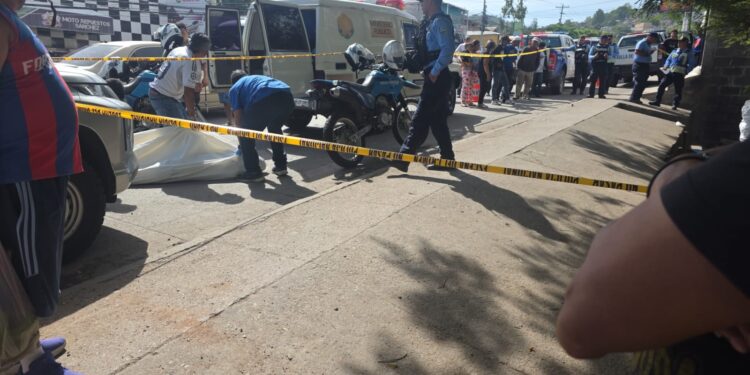 Una persona fallecida tras estrellarse en una vivienda en la colonia Villa Nueva