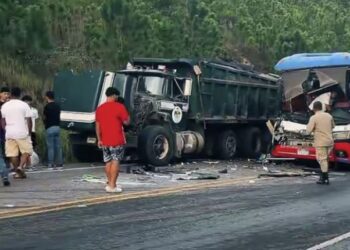 Violenta colisión entre bus y volqueta deja varios heridos en Campamento, Olancho