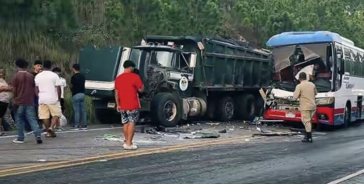 Violenta colisión entre bus y volqueta deja varios heridos en Campamento, Olancho
