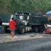 Violenta colisión entre bus y volqueta deja un muerto en Campamento, Olancho