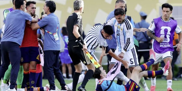 La decisión que tomó FIFA sobre las sanciones de Paredes, Molina y Almada