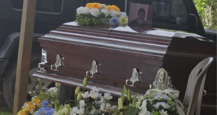 Velan los restos de Dereck Mc Neal James, testigo protegido en el caso de Angie Peña
