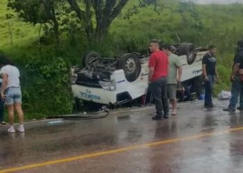 Bus rapidito de San Esteban, Olancho volcó a la altura de Gualaco, dejando daños materiales