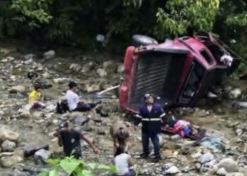 Vehículo cae de un puente en Esparta, Atlántida y varias personas resultan heridas