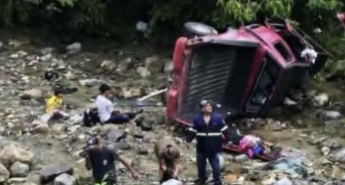 Vehículo cae de un puente en Esparta, Atlántida y varias personas resultan heridas