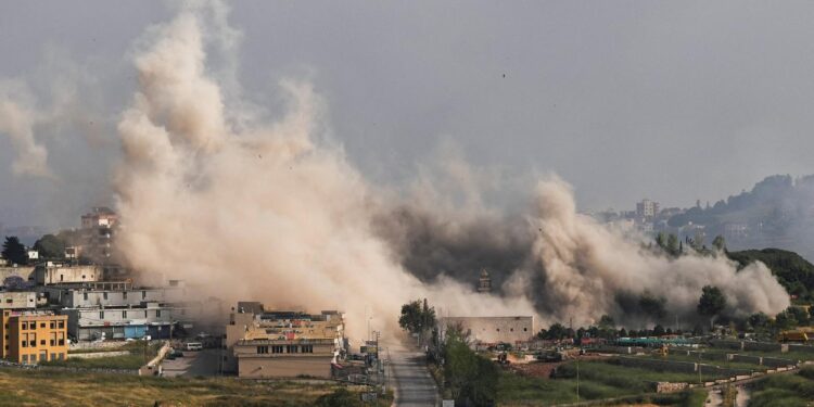 Israel emite una orden de desplazamiento forzoso y bombardea una localidad en el sur del Líbano