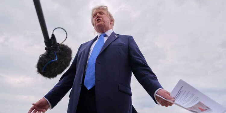 Trump amenaza con bombardear Omán si se interpone en el diálogo con Irán sobre Ormuz