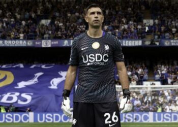 Dibu Martínez fue presentado como jugador del Chelsea y fue titular ante Brighton 