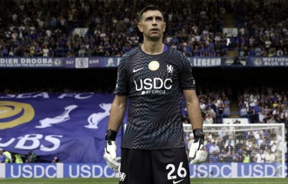 Dibu Martínez fue presentado como jugador del Chelsea y fue titular ante Brighton