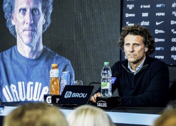 Forlán fue presentado como técnico de Uruguay: su respuesta a la comparación con Bielsa