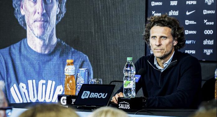 Forlán fue presentado como técnico de Uruguay: su respuesta a la comparación con Bielsa