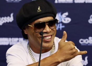 Ronaldinho quiere comprar un histórico club europeo: la millonaria cifra que ofertó