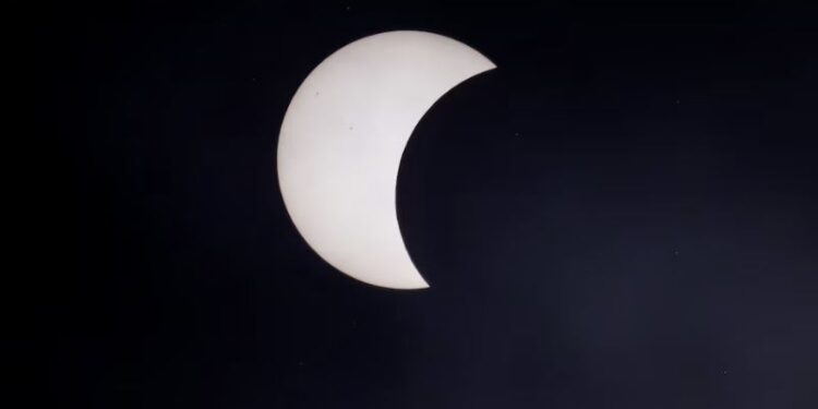 Secuencia del eclipse solar total de 2026: así es como la Luna tapó al Sol y dejó a oscuras a España