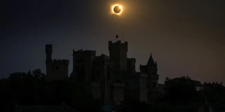 Un eclipse barre Norteamérica y Europa antes de triunfar con su totalidad en España