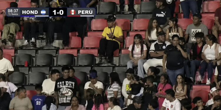 ¡Bárbaros! Alquilaron el estadio Nacional a los tiktokers y la gente destruye las butacas