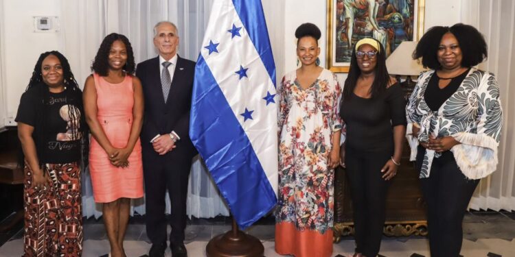 Presidente Nasry Asfura recibe a la Plataforma de Mujeres garífunas de éxito