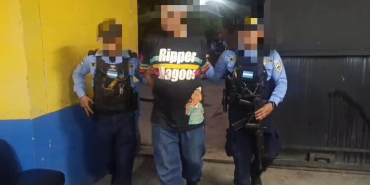 Capturan a presunto pandillero de la 18 por extorsión y portación ilegal de arma de fuego