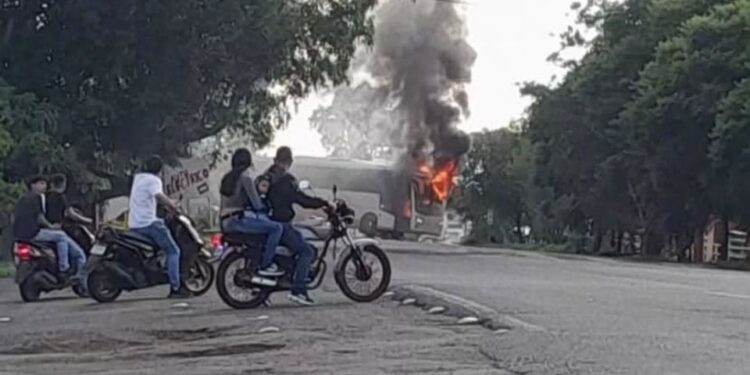 Operativo contra el Cártel de Los Reyes desata bloqueos carreteros en Michoacán