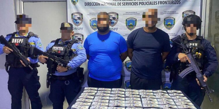Detienen a dos hombres con más de 19 mil dólares no declarados en Ceibita, Quimistán