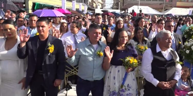350 parejas dieron el “sí” en la Plaza Los Dolores: la capital se vistió de amor y unión