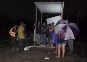 ¡Bajo la lluvia! Pobladores de Paseo Real del Carmen denuncian hostigamiento ante un posible desalojo
