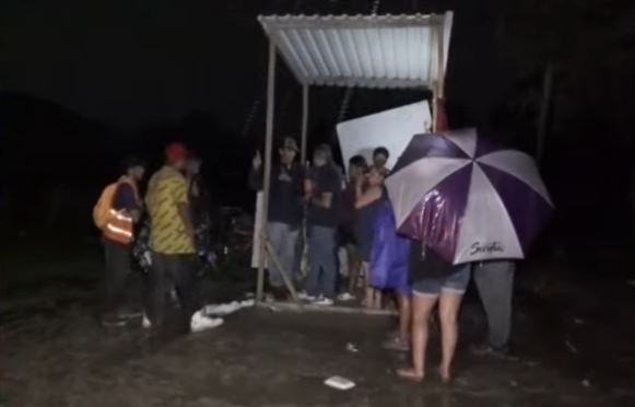 ¡Bajo la lluvia! Pobladores de Paseo Real del Carmen denuncian hostigamiento ante un posible desalojo