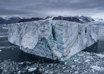 Un bloque de hielo del tamaño de Manhattan se desprendió de un glaciar en Groenlandia y amenaza con elevar el nivel del mar