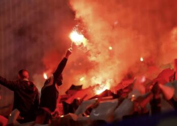 Pirotecnia, 7 heridos y 20 minutos de interrupción: así un club de los Países Bajos vetó a sus propios hinchas
