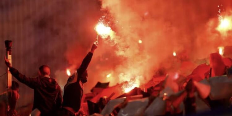 Pirotecnia, 7 heridos y 20 minutos de interrupción: así un club de los Países Bajos vetó a sus propios hinchas