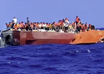 Balsa con 279 pasajeros vuelca cerca de la costa de Chipre del Norte