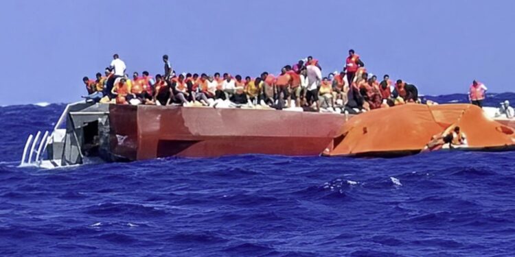 Balsa con 279 pasajeros vuelca cerca de la costa de Chipre del Norte