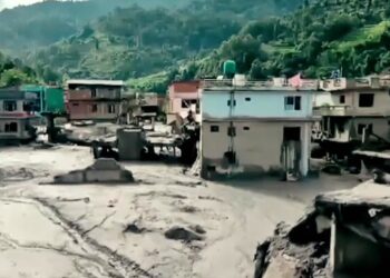 Un director de una pequeña escuela de Nepal evacuó a 900 alumnos antes de que la inundación arrasara con todo