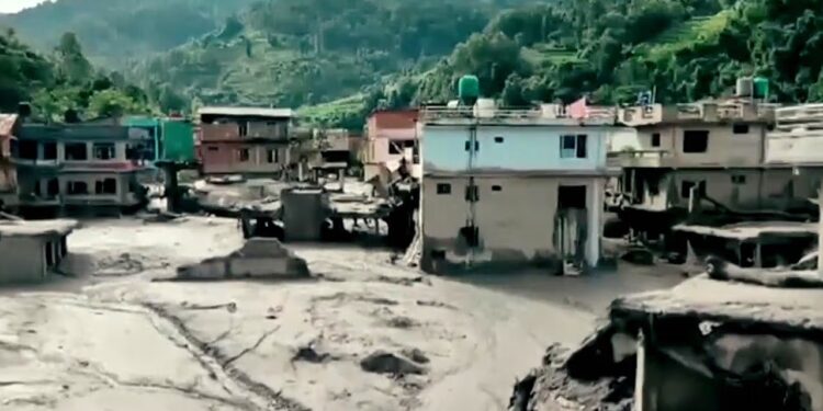 Un director de una pequeña escuela de Nepal evacuó a 900 alumnos antes de que la inundación arrasara con todo
