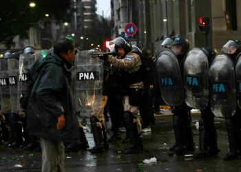 Protesta contra un proyecto de Milei sobre propiedad privada termina en fuerte carga policial