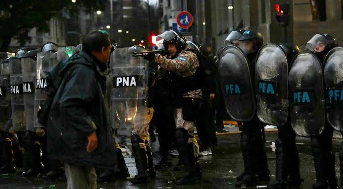 Protesta contra un proyecto de Milei sobre propiedad privada termina en fuerte carga policial