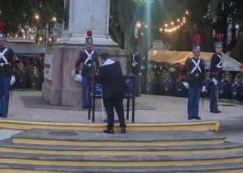 Realizan la ceremonia de incineración de la Bandera Nacional