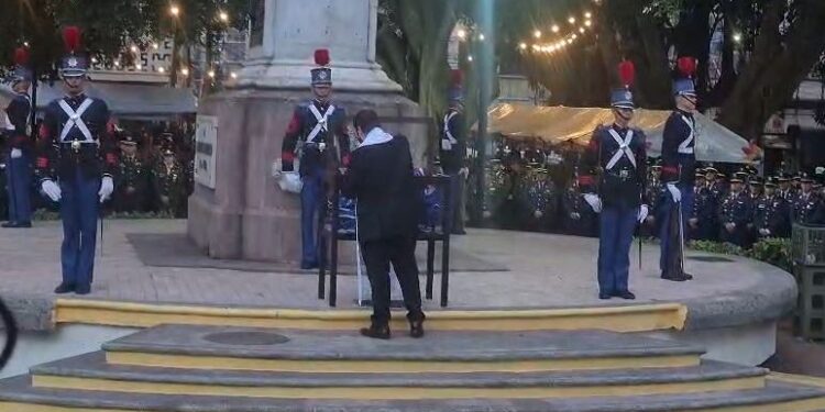 Realizan la ceremonia de incineración de la Bandera Nacional