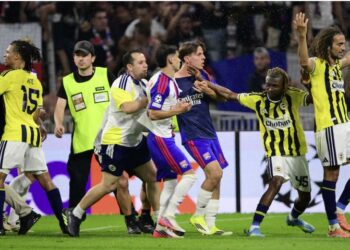 ¡Batalla campal! Jugadores de Fenerbahce se enfrascan en pelea con un aficionado del Lyon
